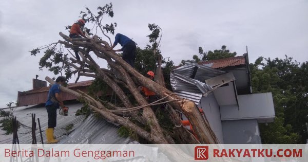 Angin Kencang Terbangkan Atap Rumah Warga Di Parepare