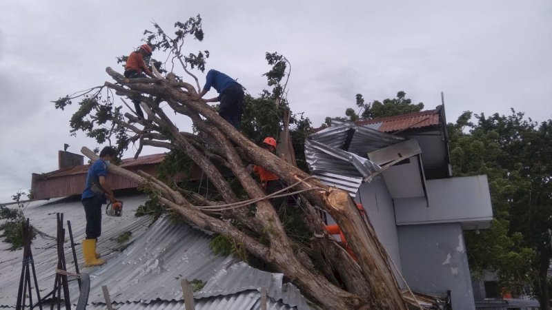 Belasan Rumah di Sinjai Rusak Akibat Angin Kencang, Plt Gubernur Sulsel Kirim Bantuan