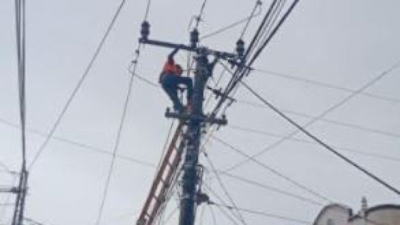 Petugas PLN sedang memperbaiki jaringan listrik yang mengalami kerusakan.