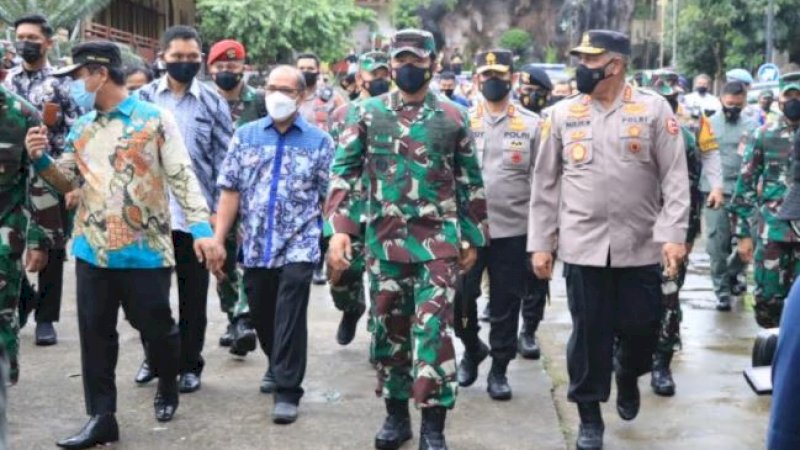 Panglima TNI Marsekal TNI, Hadi Tjahjanto dan Kabaintelkan Polri, Komjen Pol Paulus Waterpauw, mengecek situasi keamanan gereja di Kota Makassar pada peringatan Jumat Agung dan Hari Paskah, Jumat (2/3/2021).