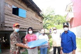 Kunjungi Lokasi Korban Angin Kencang, Wabup Barru Serahkan Bantuan