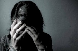 Stres Gara-gara Covid-19, Perawat Ini Bugil Sambil Bawa Pisau