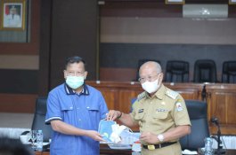 Dukung Jeneponto Raih Adipura, PT Bayu Energi Serahkan Bantuan Motor Sampah