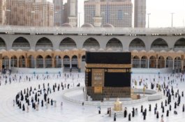 Arab Saudi Berlakukan Vaksinasi Dua Dosis sebagai Syarat Umrah