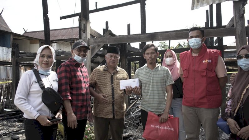 Tim Anir Peduli Beri Bantuan ke Korban Kebakaran di Pangkep