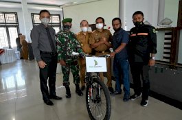 Berpresatasi, Tiga Pembantu Kolektor PBB di Sidrap Dihadiahi Sepeda