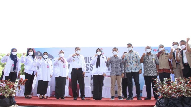 Danny-Fatma Terima Bantuan 5.000 Masker untuk Tim Relawan Makassar Recover