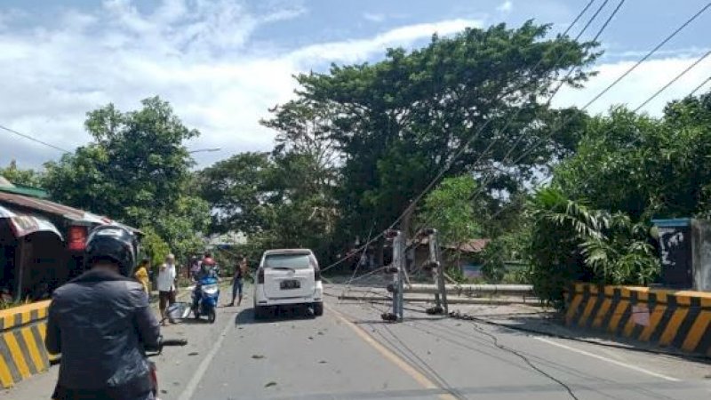 Tiang listrik yang roboh akibat tertimpa pohon tumbang di Kabupaten Bulukumba, Rabu (7/4/2021).