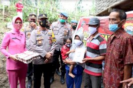 Korban Bencana Angin Puting Beliung di Takalar Dapat Bantuan dari Kapolres