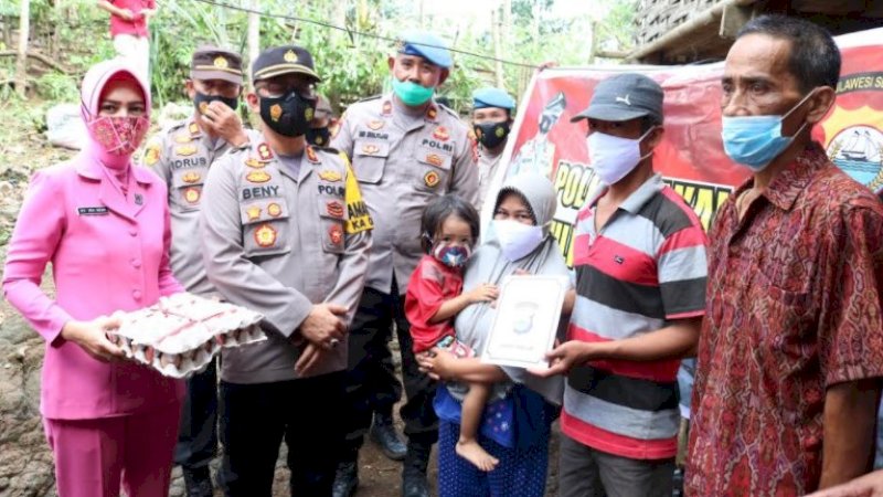 Korban Bencana Angin Puting Beliung di Takalar Dapat Bantuan dari Kapolres