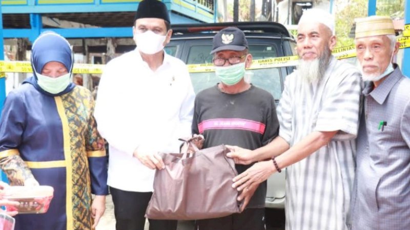 Bupati Barru Beri Bantuan Korban Kebakaran Sumpang Binangae