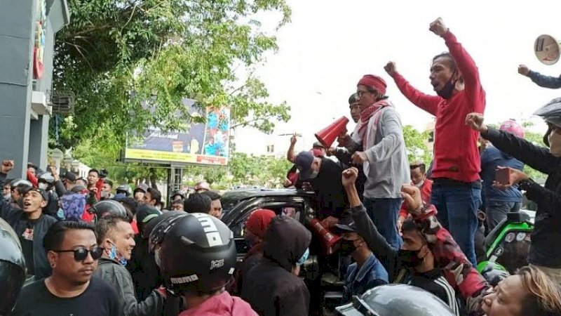 Aliansi Peduli Mattoanging menggelar aksi di depan Kantor Gubernur Sulsel, Jalan Urip Sumoharjo, Kamis (8/4/2021).