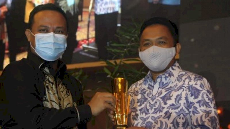Penghargaan diserahkan langsung oleh Plt Gubernur Sulsel, Andi Sudirman Sulaiman (kiri), kepada Bupati Bantaeng, Ilham Syah Azikin.