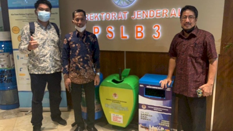 Kadis Lingkungan Hidup, Taufik Mustafa (kanan), Ketua DPRD Barru, Lukman T (tengah), dan Kuasa Direksi PT Mitra Hijau Asia, Faustinus saat berada di Kantor Kementerian Lingkungan Hidup dan Kehutanan, di Jakarta.