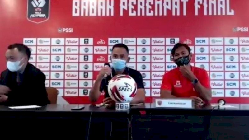 Pelatih PSM Makassar Syamsuddin Batola (tengah) didampingi kapten tim, Zulkifli Syukur (kanan), saat konferensi pers virtual jelang laga perempat final.