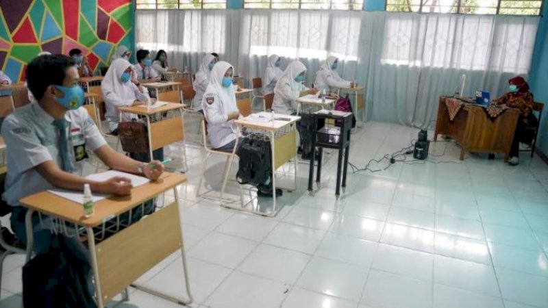 Pembelajaran tatap muka terbatas di SMA Negeri 21 Makassar, Jalan Tamalanrea Raya, Jumat (9/4/2021).
