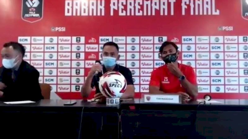 Kapten PSM Makassar, Zulkfli Syukur (kanan).
