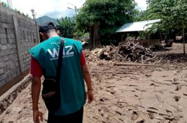Relawan WIZ Bersihkan Rumah Korban Banjir di Adonara NTT