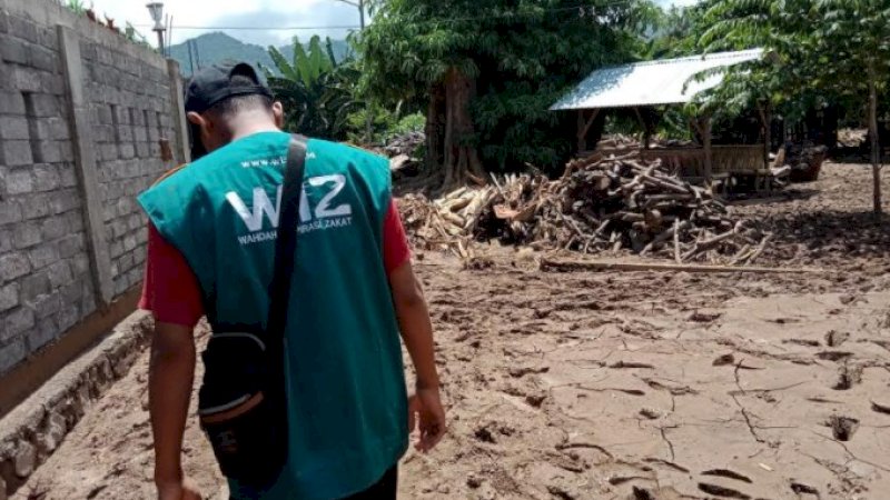 Relawan WIZ Bersihkan Rumah Korban Banjir di Adonara NTT