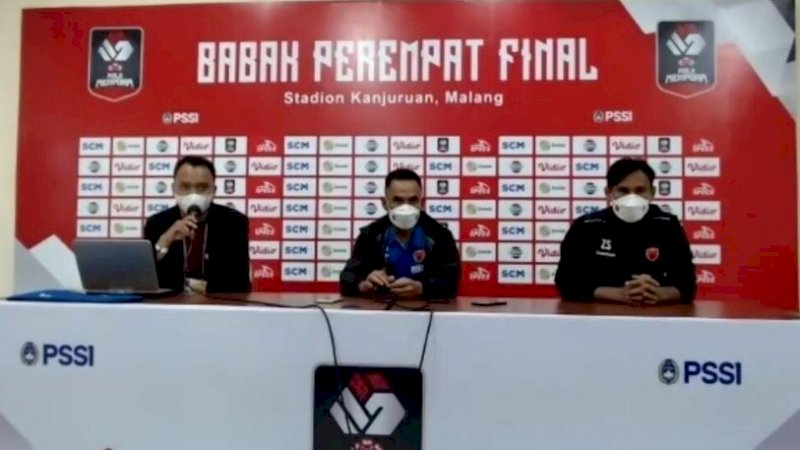 Pelatih PSM Makassar, Syamsuddin Batola (tengah), saat konferensi pers virtual, Jumat (9/4/2021) malam.