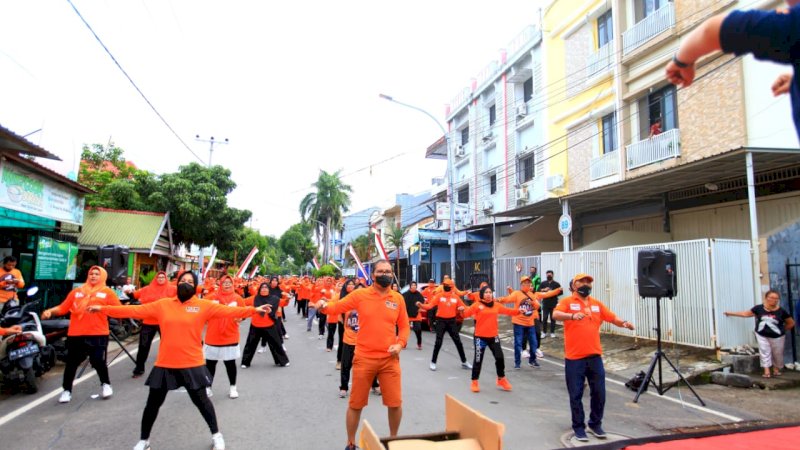 Wali Kota Makassar, Moh. Ramdhan Pomanto dan Wakil Wali Kota Makassar, Fatmawati Rusdi, senam pagi bersama Warga Jalan Serigala, Sabtu (10/4/2021) pagi.