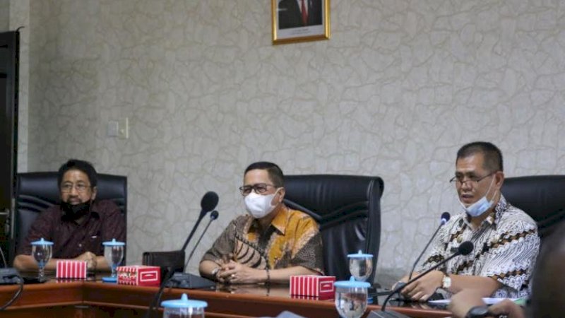 Kepala Dinas Lingkungan Hidup Kabupaten Bogor, Asnan (batik putih).