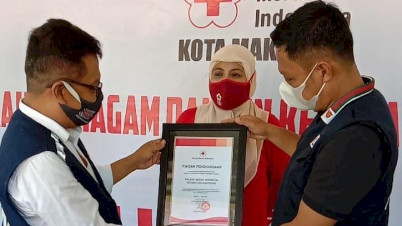 Piagam penghargaan diserahkan langsung Ketua PMI Kecamatan Rappocini, Saiful Islam, dan diterima oleh Ketua IKA Tilas SMP Negeri 13 Makassar, Mario David.