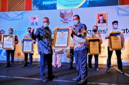 Hadiri Pelantikan Pengurus PWI Sulsel, Bupati Wajo Dapat Penghargaan