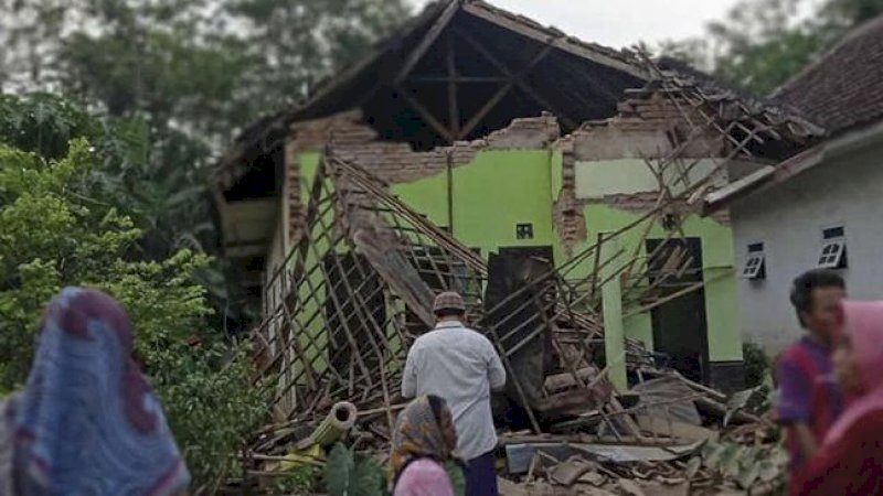 Warga menyaksikan rumah yang rusak akibat gempa di Kecamatan Turen, Kabupaten Malang, Jawa Timur, Sabtu (10/4). (ANTARA FOTO/STR/Syaiful Arif/aww)