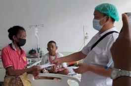 Bocah Korban Banjir NTT yang Patah Tulang dan Kehilangan Orang Tua Terima Donasi dari Dosen Unhas