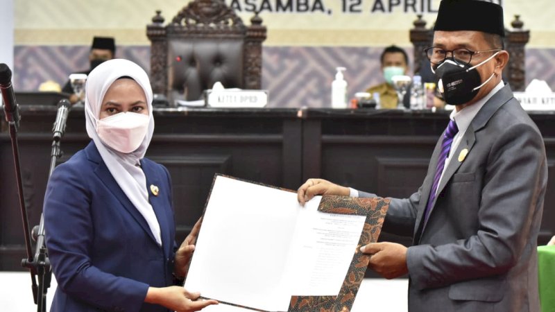 DPRD Luwu Utara Serahkan Rekomendasi LKPJ Bupati 2020