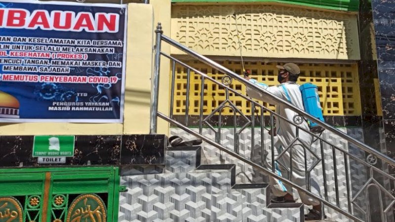Antisipasi Penyebaran Corona, Masjid di Makassar Disterilkan Dua Pekan Sekali