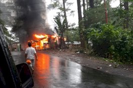 Ditinggal Pemilik, Rumah Warung Terbakar di Malino