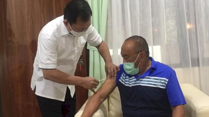 Aburizal Bakrie saat menjalani vaksinasi oleh Terawan. (FOTO: IST)