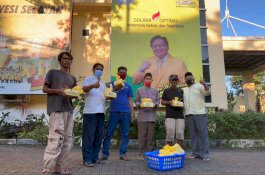 Jumat Berkah, Golkar Sulsel Bagi-bagi Makanan Buka Puasa ke Kaum Duafa