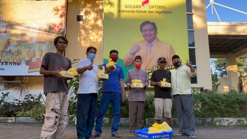 Jumat Berkah, Golkar Sulsel Bagi-bagi Makanan Buka Puasa ke Kaum Duafa