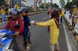 Manfaatkan Momentum, Golkar Palopo Bebagi kepada Pengendara dan Panti Asuhan