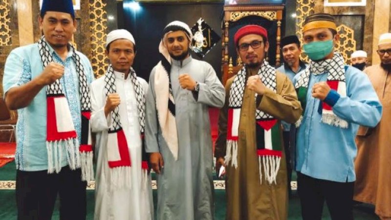 Syaikh Ziyad Muhammad Abdullah Al Yamani (tengah), mubalig dari Palestina 
didampingi pengurus BKPRMI Kabupaten Jeneponto.