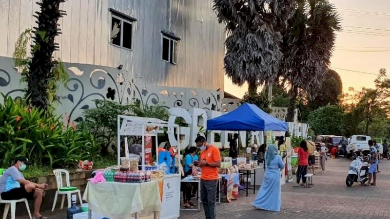 Jajanan Kuliner Ramadan ini bukan hanya dikunjungi oleh warga setempat, tetapi juga warga yang melintasi Jalan Poros Makassar-Barombong.