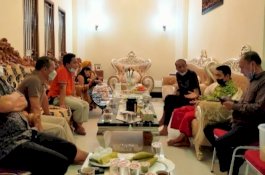 Mei, Pengurus DPP KKB Pulang Kampung Bagi-Bagi Paket Sembako kepada Warga yang Membutuhkan