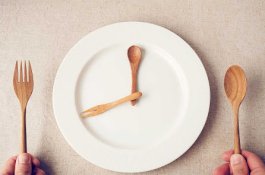 Makan Minum di Depan Umum pada Siang Hari Ramadan, Warga Dipenjara 1 Bulan atau Denda Rp3,8 Juta