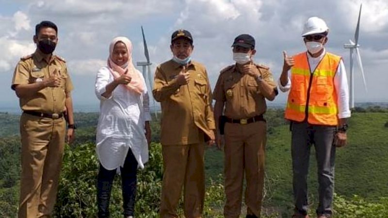 Bupati Sidrap, Dollah Mando (tengah), saat berkunjung ke PLTB Sidrap, Kecamatan Watang Pulu, Selasa (20/4/2021). 