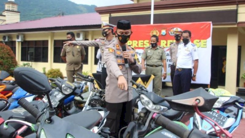 Kapolres Enrekang, AKBP Andi Sinjaya, menunjuk barang bukti motor yang diamankan selama Ramadan.