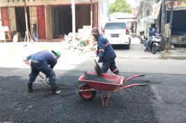 Tim Sapu Lubang Dinas PU  Makassar Tetap Maksimal Bekerja Meski Bulan Puasa