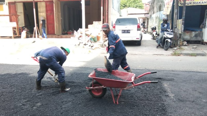 Satgas Sapu Lubang dan Jalling Dinas PU Makassar sedang bekerja melakukan perbaikan jalan di Jalan Sunu dan Pandang Raya, (20/4).