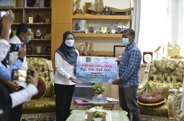 Dua Pelaku Usaha Perikanan di Luwu Utara Terima Pinjaman Modal Kerja