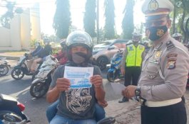 Bagi-Bagi Masker, Satlantas Polres Gowa Imbau Masyarakat Tidak Mudik Lebaran