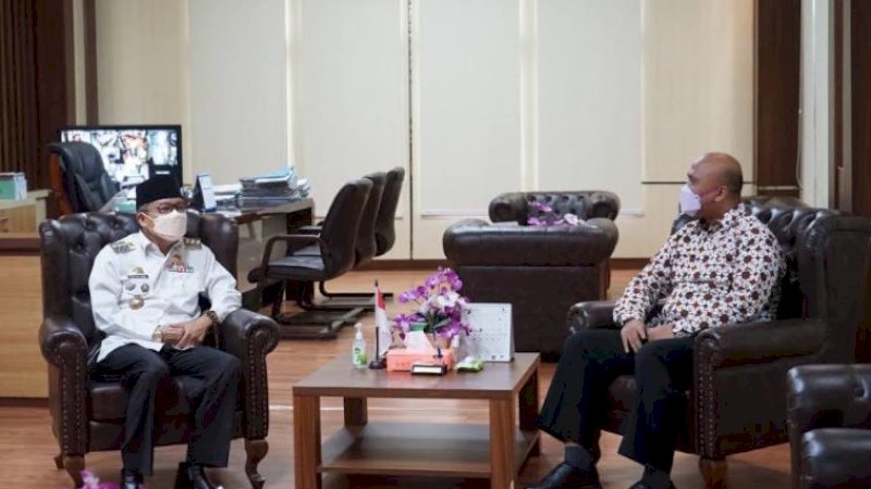Wali Kota Parepare, Taufan Pawe, dan Kepala Wilayah VI Komisi Pengawas Persaingan Usaha (KPPU) Makassar, Hilman Pujana.