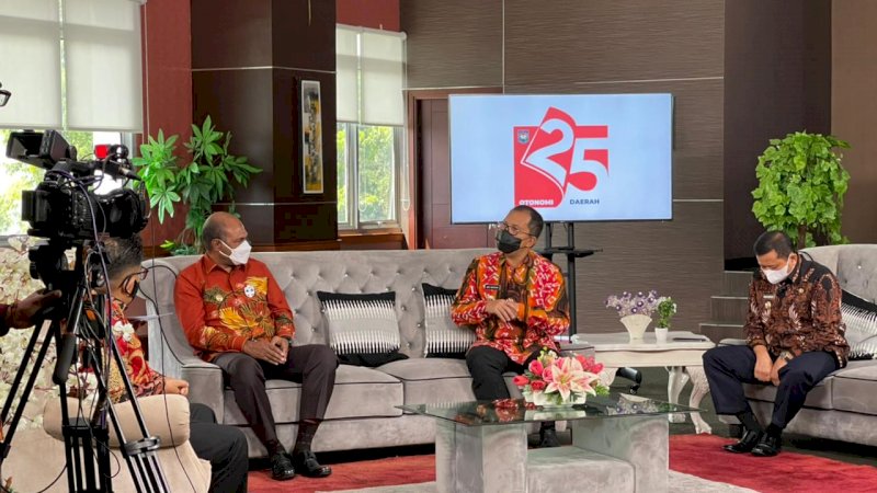 Wali Kota Makassar, Mohammad Ramdhan Pomanto (tengah).