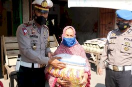 Operasi Keselamatan 2021, Satlantas Polres Gowa Antarkan Paket Sembako ke Rumah Warga Kurang Mampu 